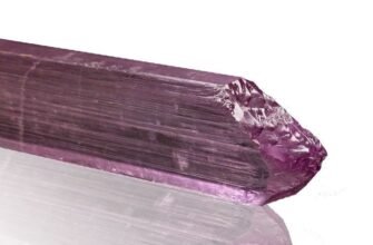 Кунцит: Властивості та Магічний Вплив на Життя і Енергетику