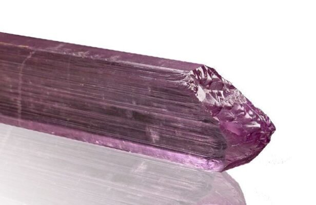 Кунцит: Властивості та Магічний Вплив на Життя і Енергетику