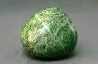 Магічні Властивості Родоніту: Камінь Розвитку та Захисту Душі