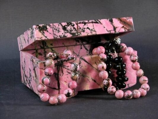 Родохрозит: Властивості, Лікувальні Якості та Застосування Каменю