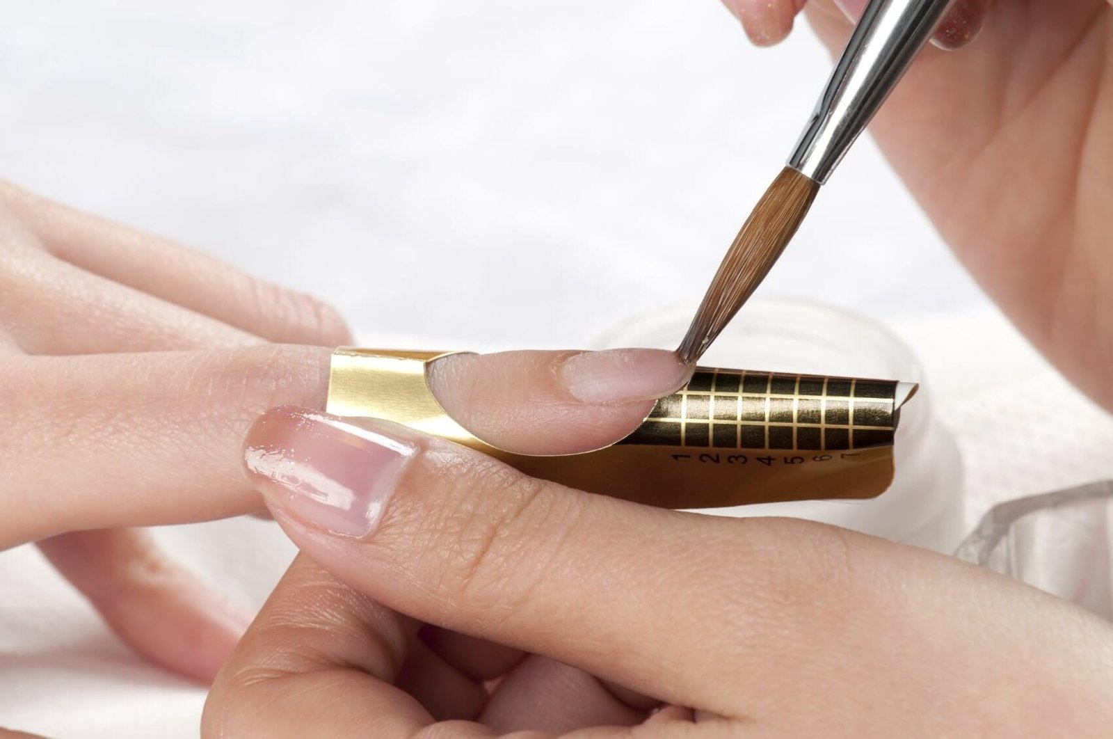 Як нарощувати нігті - Повний посібник з техніки та матеріалів