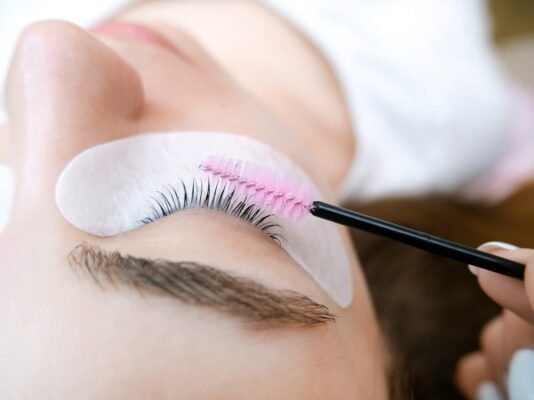 Що потрібно для бездоганного ламінування брів: основні інгредієнти та інструменти