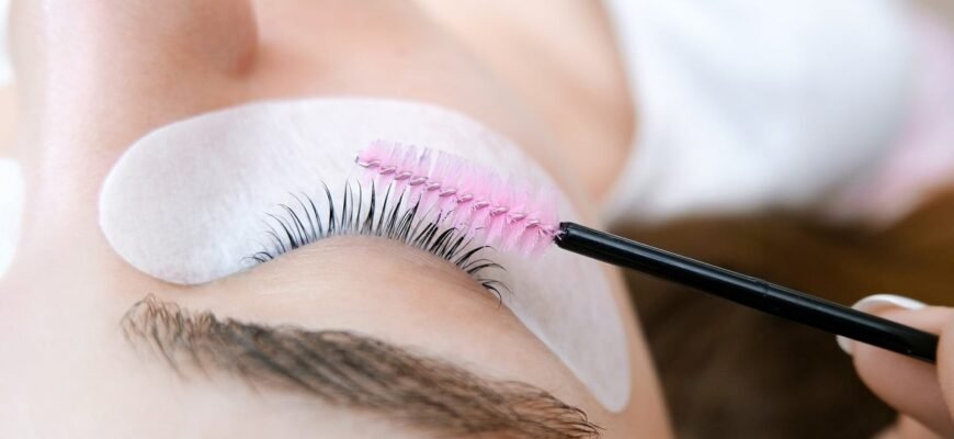 Що потрібно для бездоганного ламінування брів: основні інгредієнти та інструменти