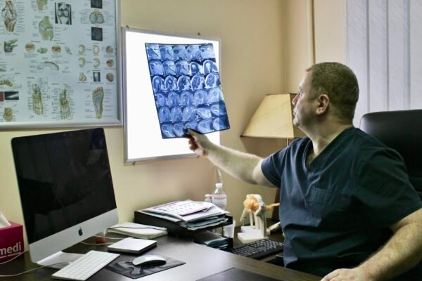 Що робити, якщо у постраждалого виявлено ознаки закритого перелому?