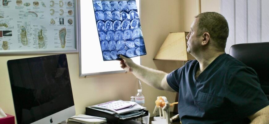 Що робити, якщо у постраждалого виявлено ознаки закритого перелому?