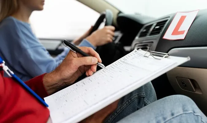 Скільки годин практичного водіння потрібно в автошколі для початківців?