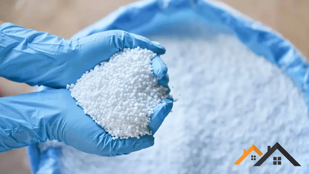 Скільки потрібно карбаміду на 10 л води: точне дозування для ...