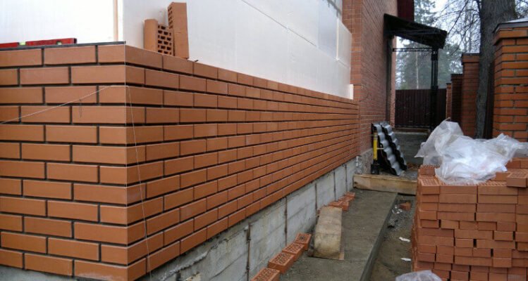 Скільки цегли потрібно для будівництва будинку: точний розрахунок