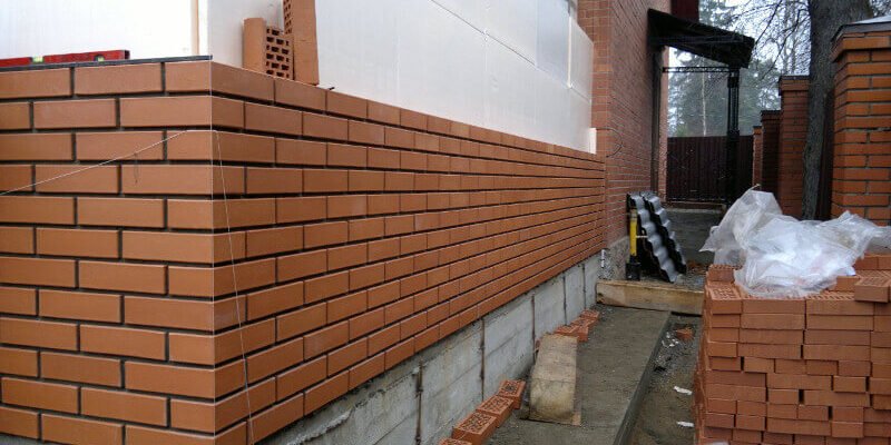 Скільки цегли потрібно для будівництва будинку: точний розрахунок