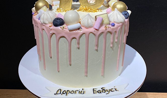 Торт на 70 років бабусі: ідеї дизайну та смаки для ювілейного торжества