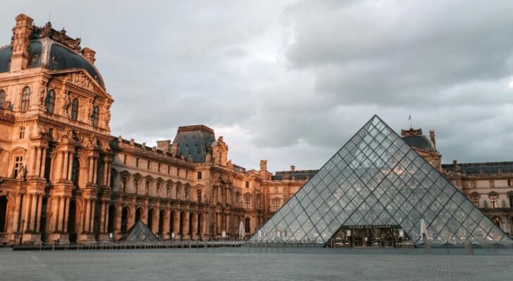 Цікаві факти про Лувр: Від історії до сучасних таємниць музею