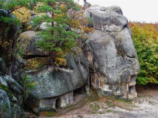 Цікаві факти про Скелі Довбуша: історія, легенди та природа