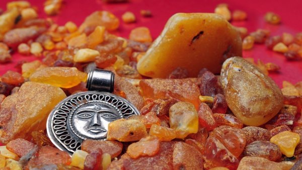 Цікаві та захоплюючі факти про бурштин: історія та властивості