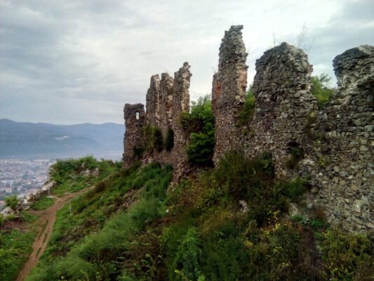 Відкрийте для себе цікаві місця в Хусті: природні та історичні перлини