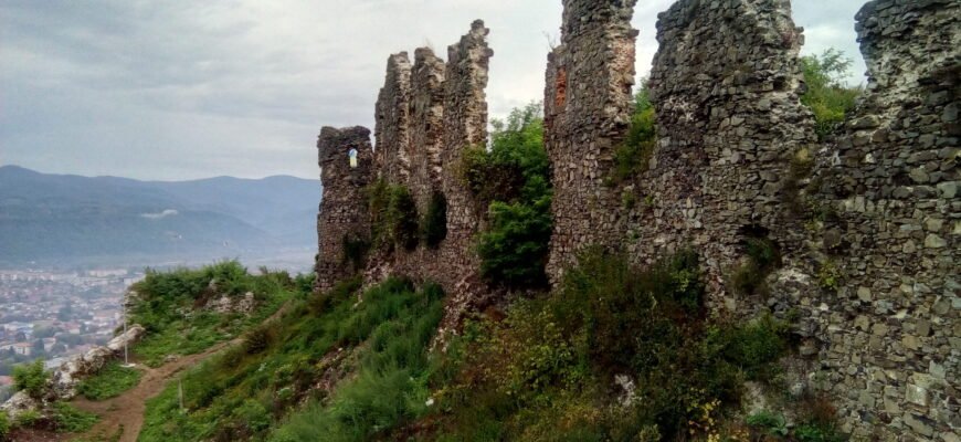 Відкрийте для себе цікаві місця в Хусті: природні та історичні перлини Відкрийте для себе цікаві місця в Хусті: природні та історичні перлини