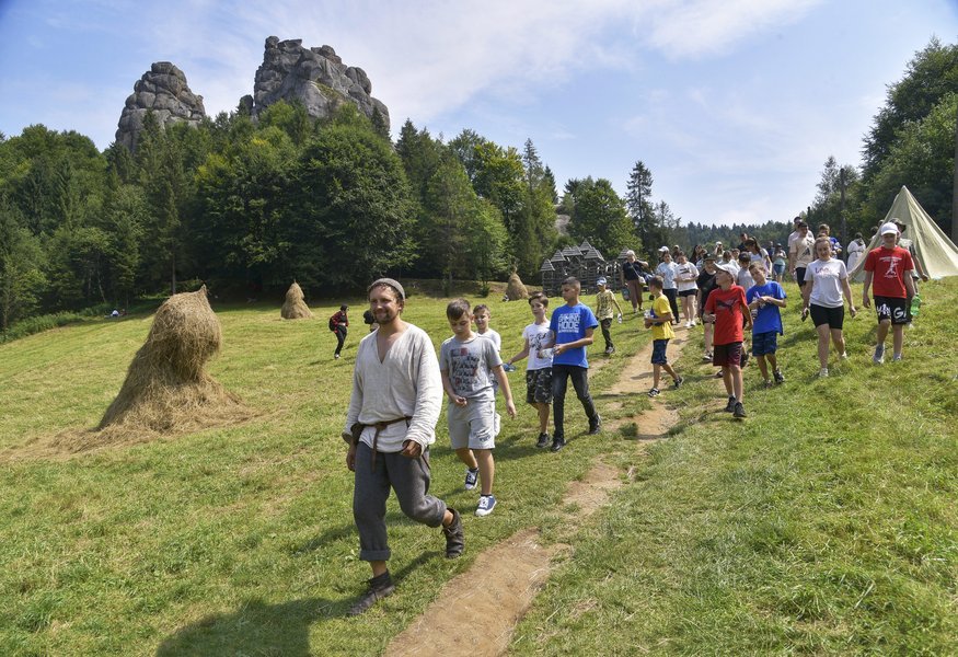 ➤ Тустань. Середньовічна фортеця на скелях Цікаві місця • Пам ...
