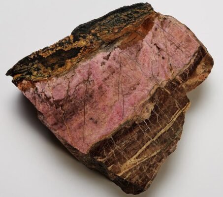 Властивості родоніту: лікувальні характеристики та застосування мінералу