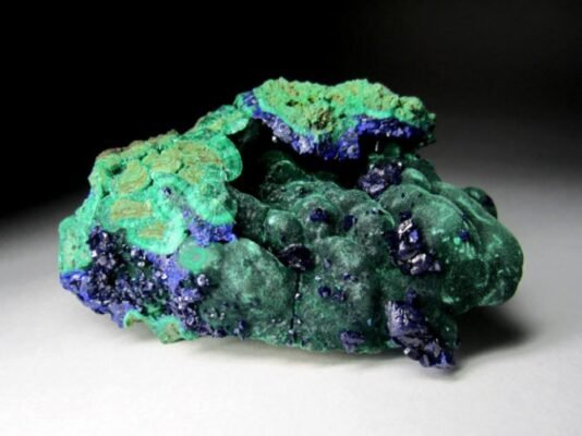 Властивості та містичні якості малахіту: керівництво з використання каменю