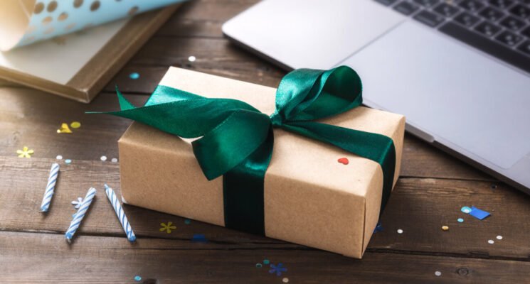 Вибір подарунка хлопцю на 18 років: кращі ідеї для дорослішання