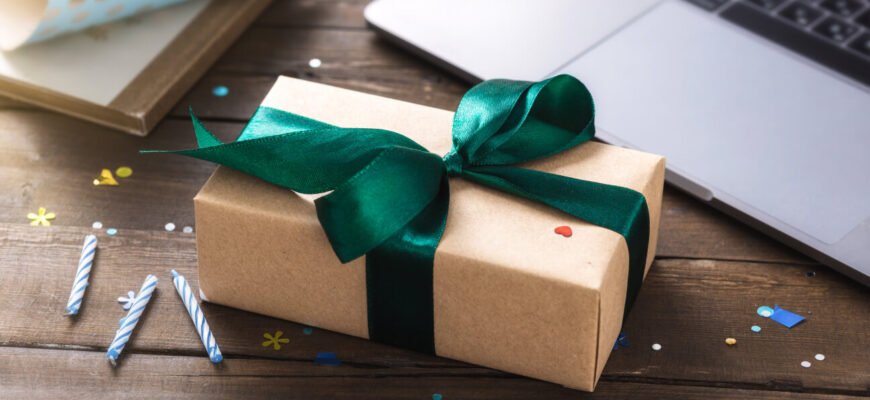 Вибір подарунка хлопцю на 18 років: кращі ідеї для дорослішання