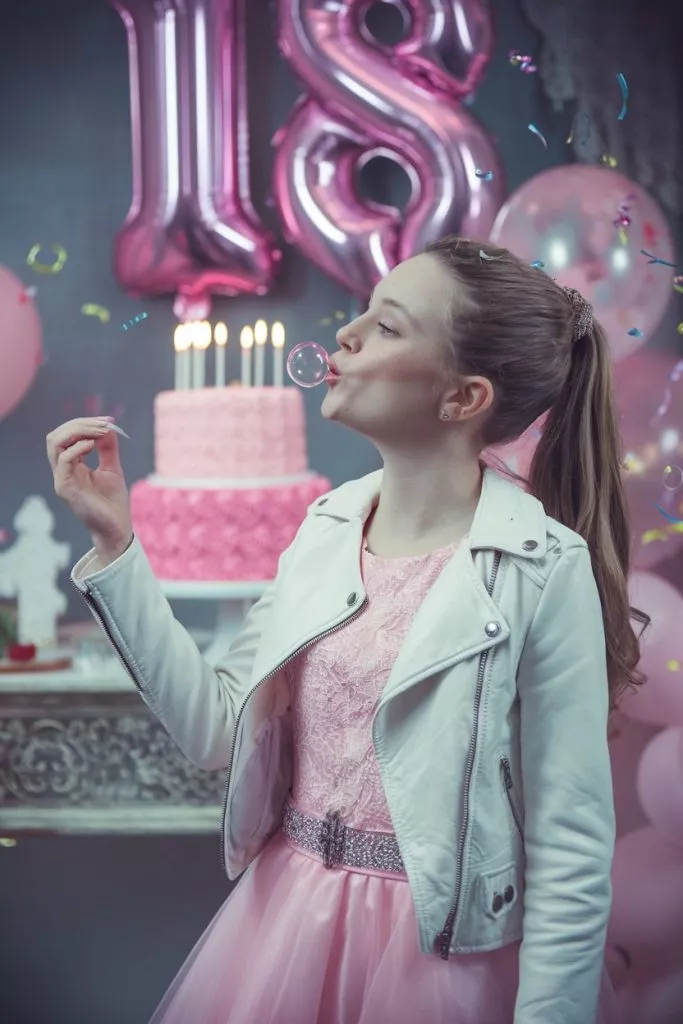 Привітання з 18 річчям дівчині: найкращі ідеї та побажання