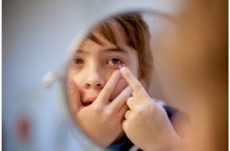 З якого віку безпечно починати носити контактні лінзи дітям?