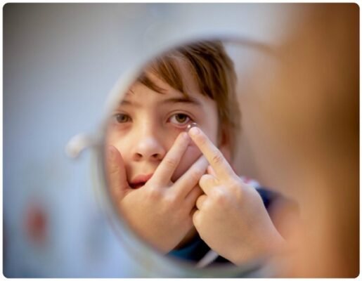 З якого віку безпечно починати носити контактні лінзи дітям?