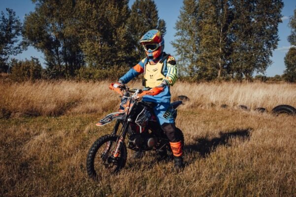 З якого віку дозволено кататися на пітбайку: правила та рекомендації