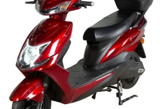 З якого віку дозволено керувати електроскутером потужністю до 3 кВт?