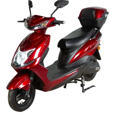 З якого віку дозволено керувати електроскутером потужністю до 3 кВт?