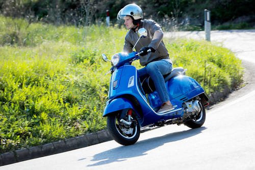 З якого віку дозволено керувати скутером 49 куб. в Україні?