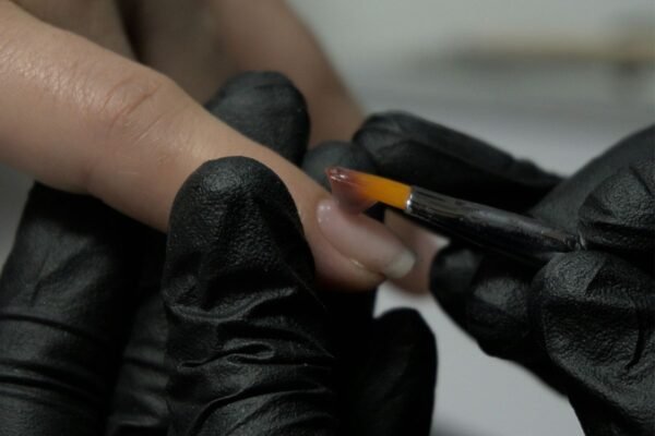 З якого віку дозволено робити манікюр: рекомендації та особливості