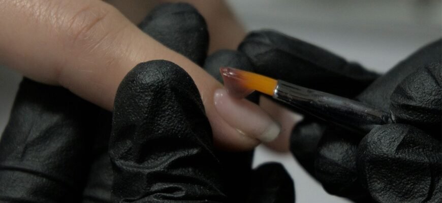 З якого віку дозволено робити манікюр: рекомендації та особливості