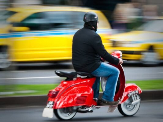 З якого віку можна керувати мопедом в Україні: основні правила