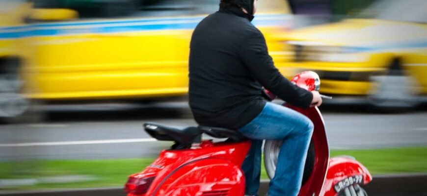 З якого віку можна керувати мопедом в Україні: основні правила