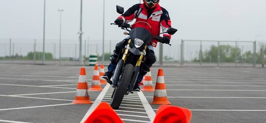 З якого віку можна легально керувати мотоциклом 200 куб. в Україні?