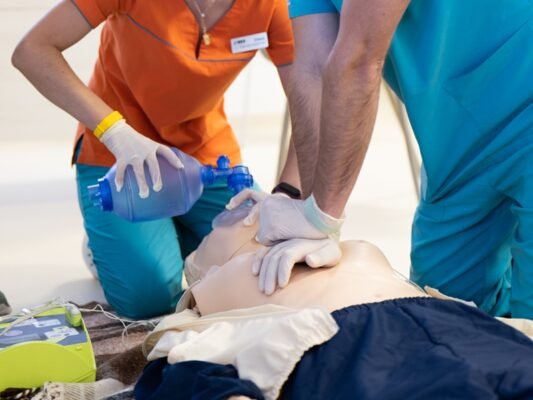 Заголовок Як правильно проводити штучне дихання: покрокова інструкція для надання першої допомоги