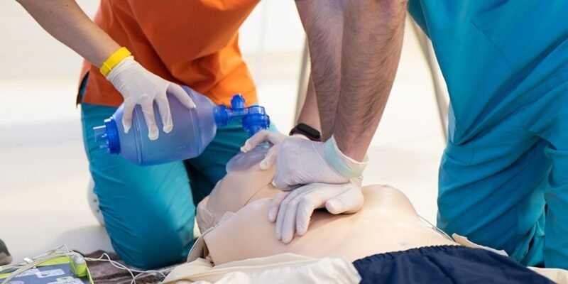 Заголовок Як правильно проводити штучне дихання: покрокова інструкція для надання першої допомоги