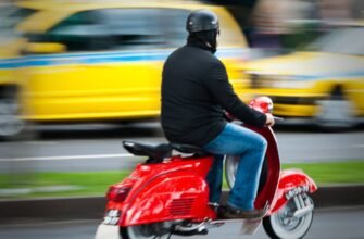 Зі скількох років дозволено керувати скутером в Україні у 2023 році?