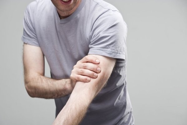 Болить ліва рука від плеча до ліктя: причини та лікування - Вік ...