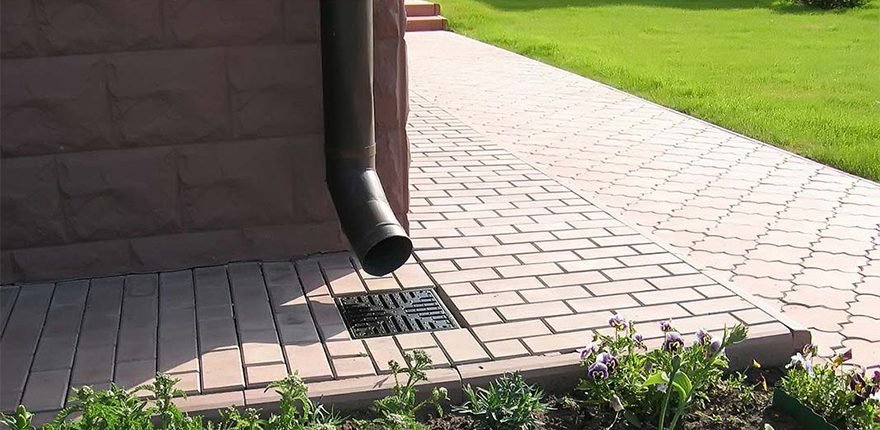 Як відвести воду від фасаду будинку? Монтаж водовідведення, види ...