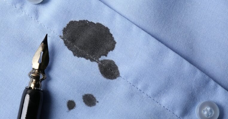 Ефективні способи видалення плям ручки з одягу: поради та засоби