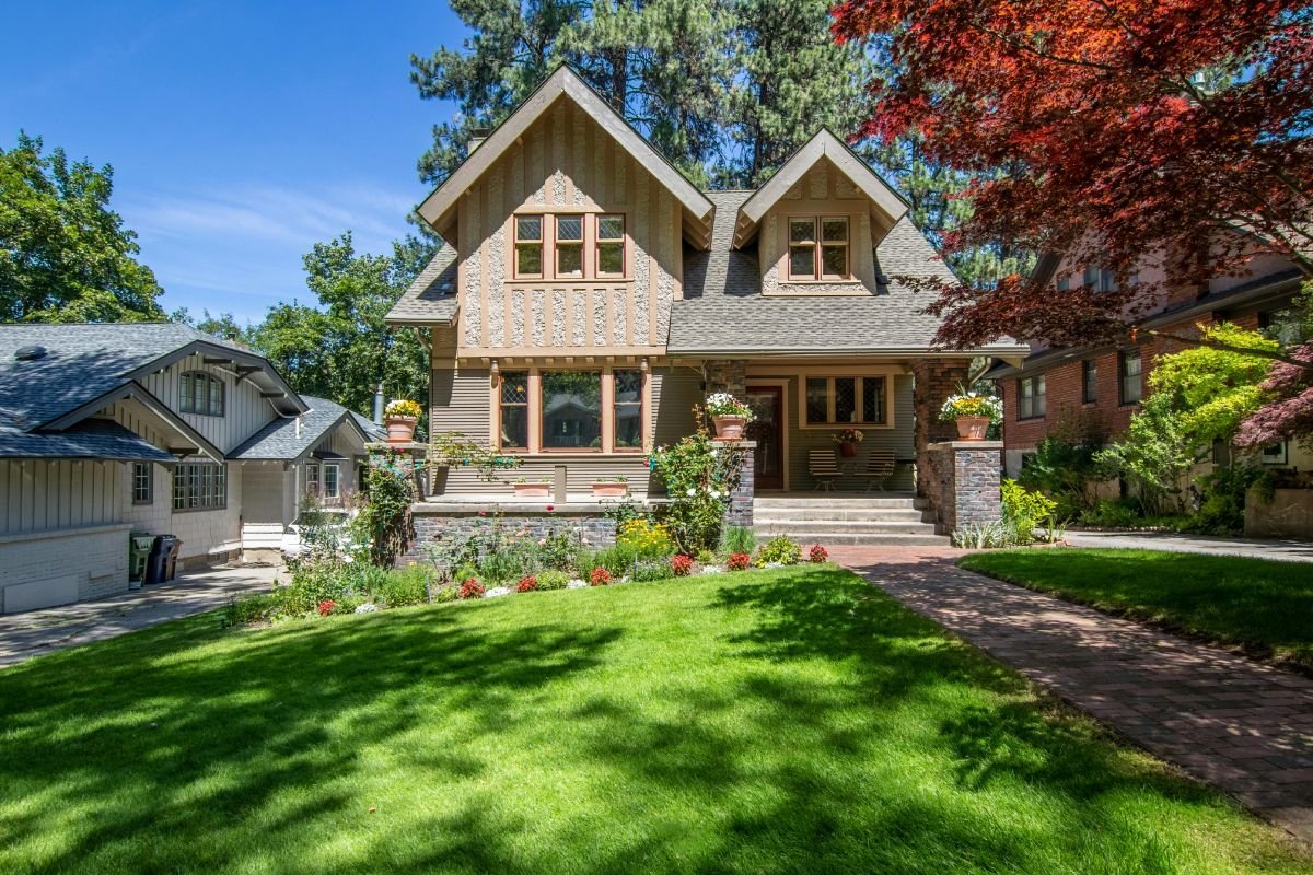 Як позбутися моху на газоні: найефективніші способи