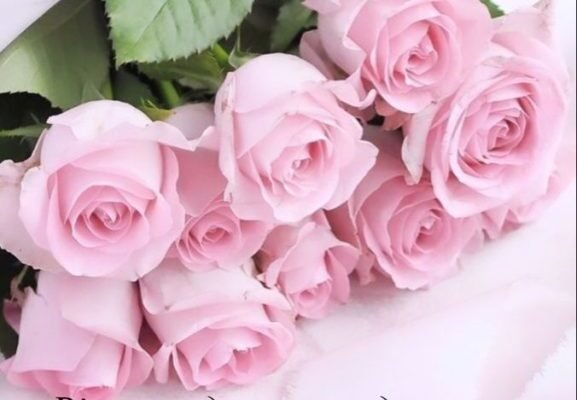 Гарне привітання з днем народження: великий букет квітів українською мовою