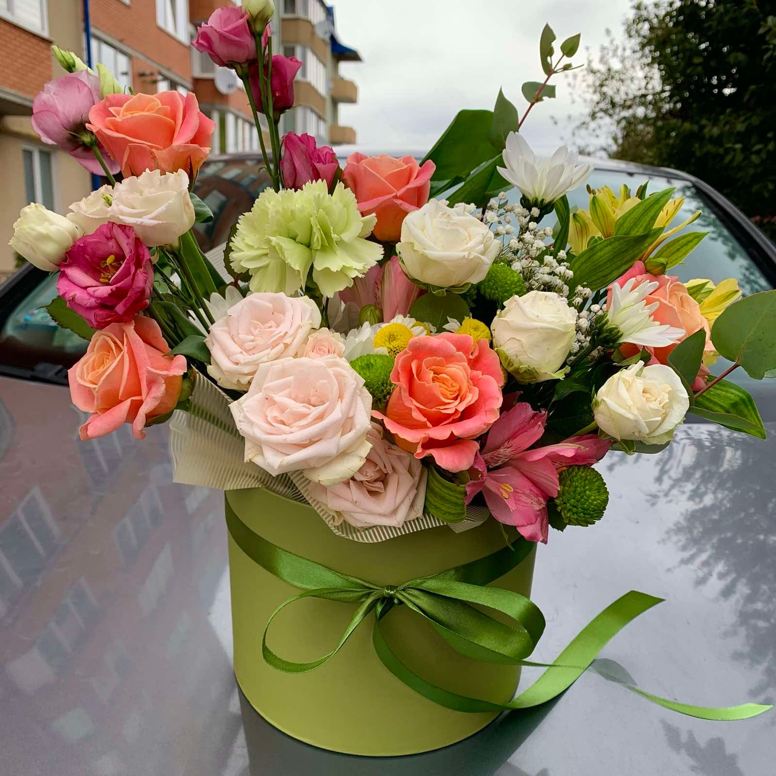 Квіти в коробці та кошику: оригінальні ідеї та поради | LIGHT