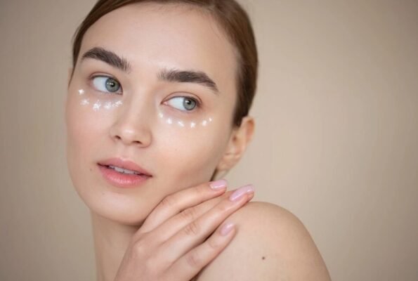 Крем навколо очей від зморшок: вибір найкращих засобів та поради