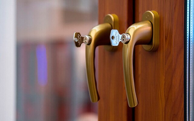 Надійні замки від дітей: Як обрати безпечний захист для дому