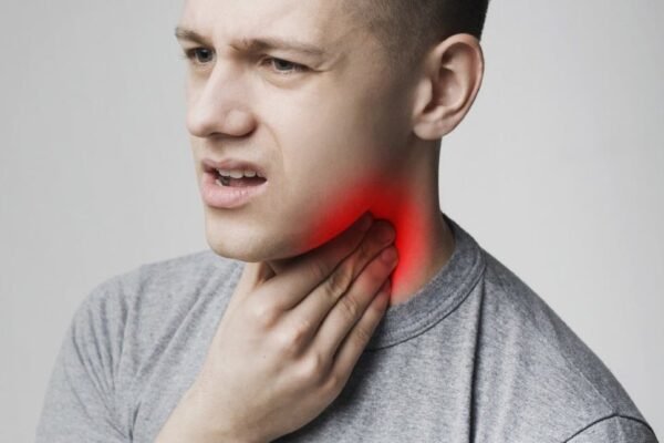 Причини відчуття кома в горлі: як шлунок впливає на симптоми?