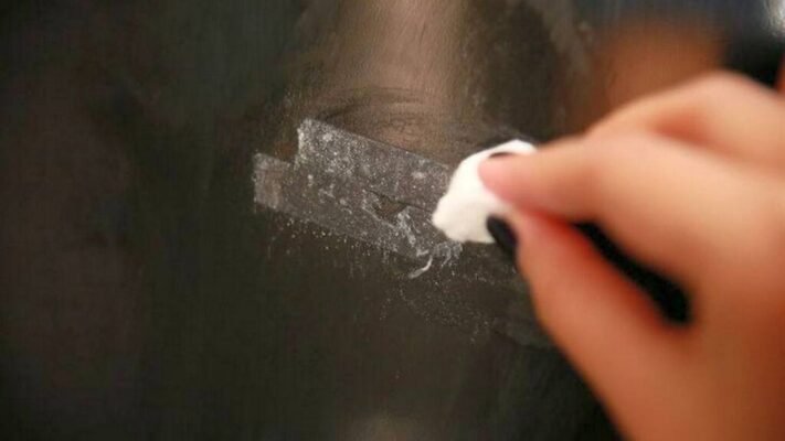 Як ефективно видалити клей від наклейки: поради та методи