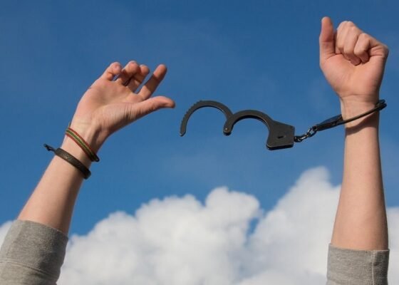 Залежність від людини: як розпізнати і подолати цю небезпеку?